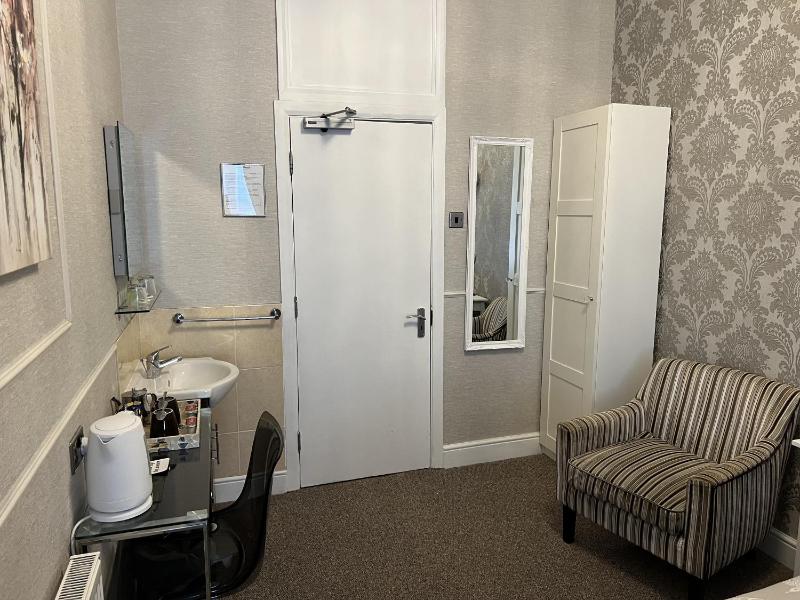 Standard Twin Room with Shared Bathroom image 3