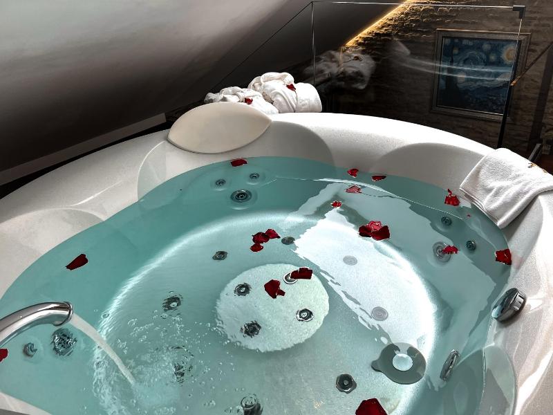 Suite with Hot Tub image 4