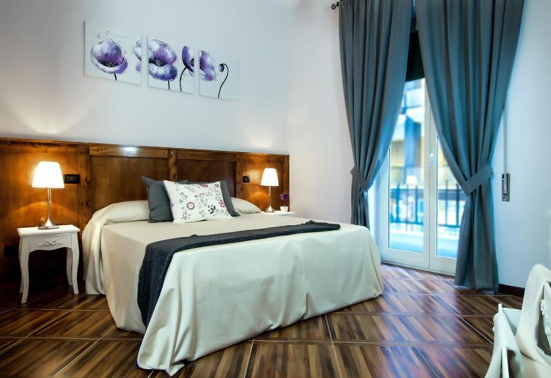 Double Room with Balcony and Private Bathroom image 2