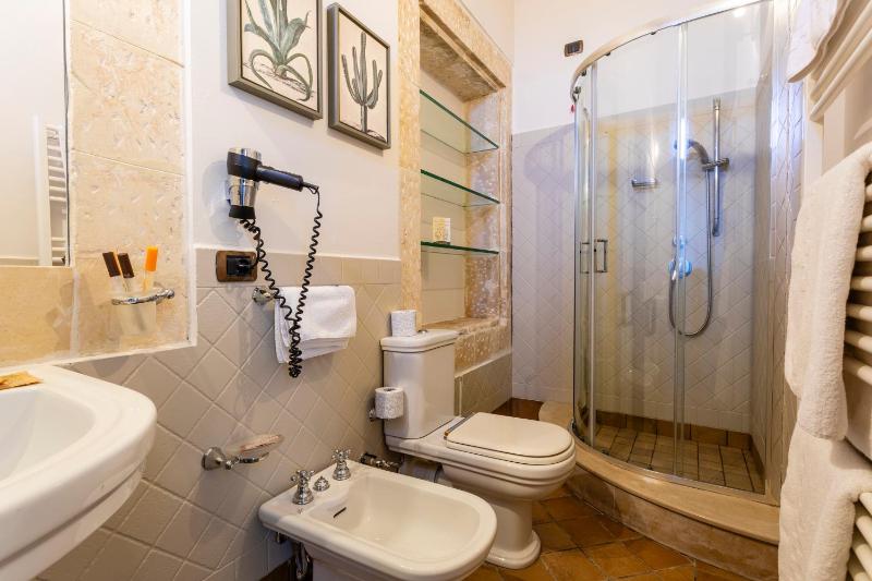 Double Room with Sea View image 4