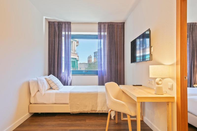 Family Room (3 Adults) image 4