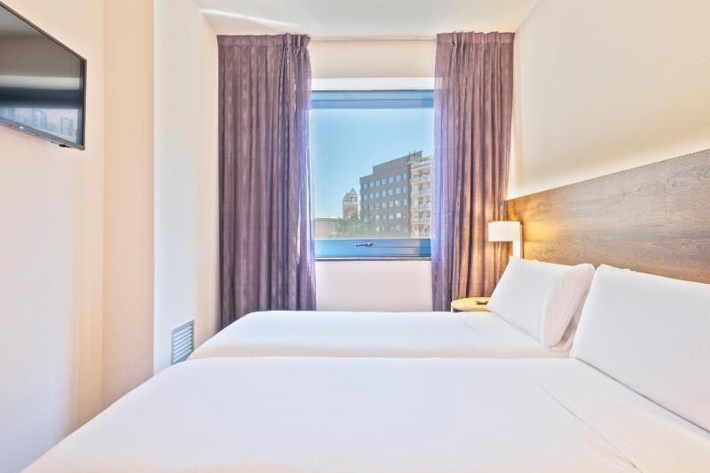 Family Room (4 Adults) image 4