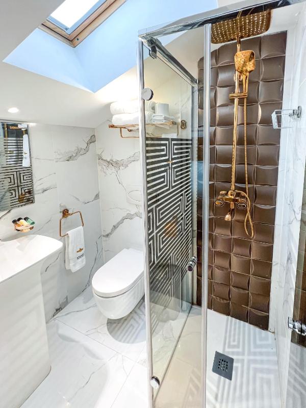 Suite with Hot Tub image 2