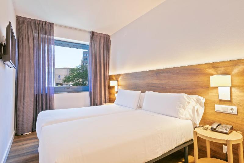 Family Room (5 Adults) image 2