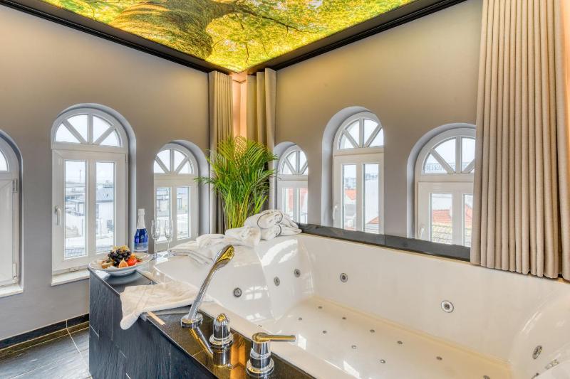 Suite with Hot Tub image 2