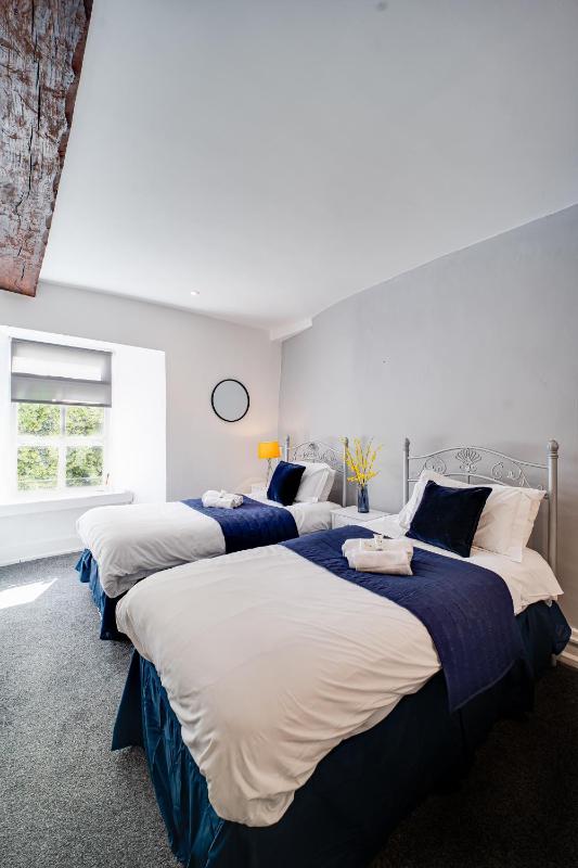 Twin Room image 3