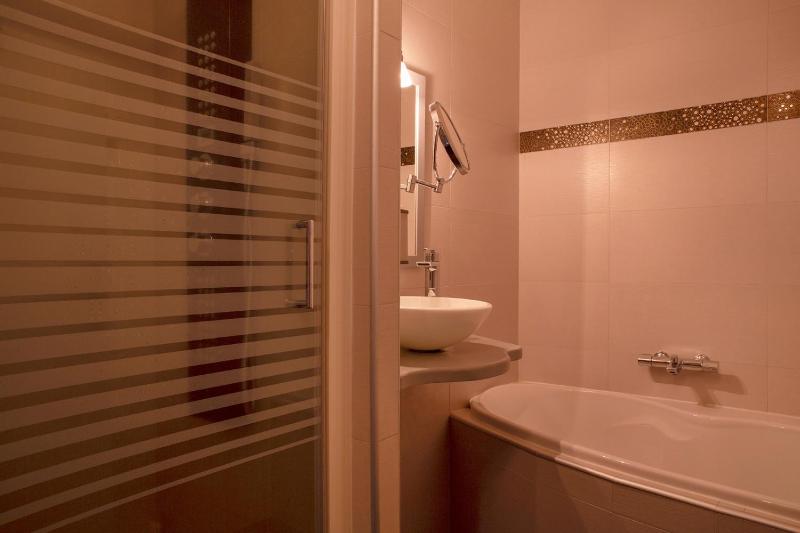 Two-Room Family Room (4 Adults) image 4