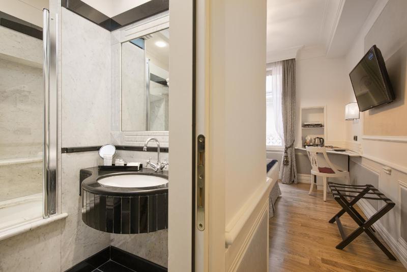 Deluxe Double or Twin Room image 1