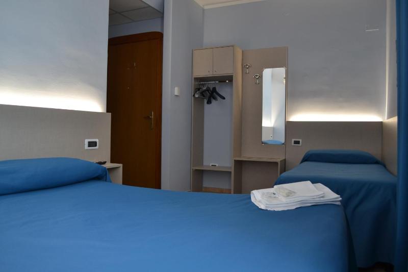 Twin Room image 3