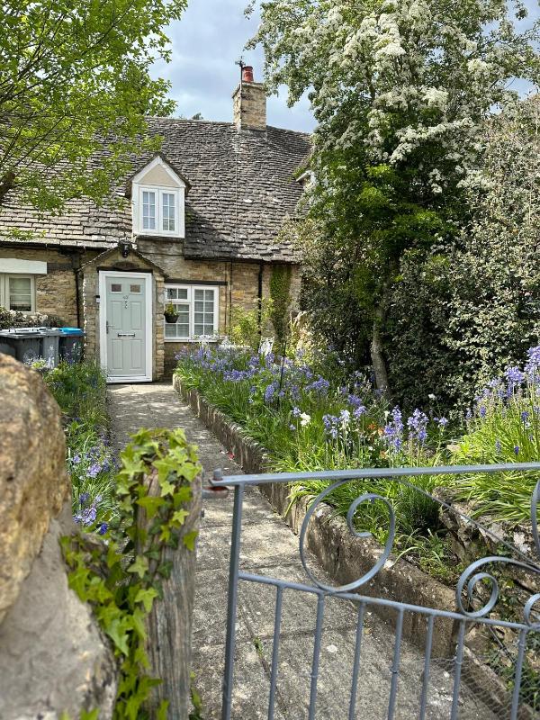 Remarkable Cotswolds 1 bedroom cottage in Finstock Images