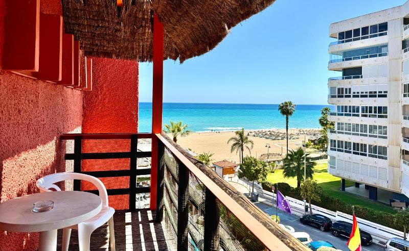 Double or Twin Room with Partial Sea View image 4