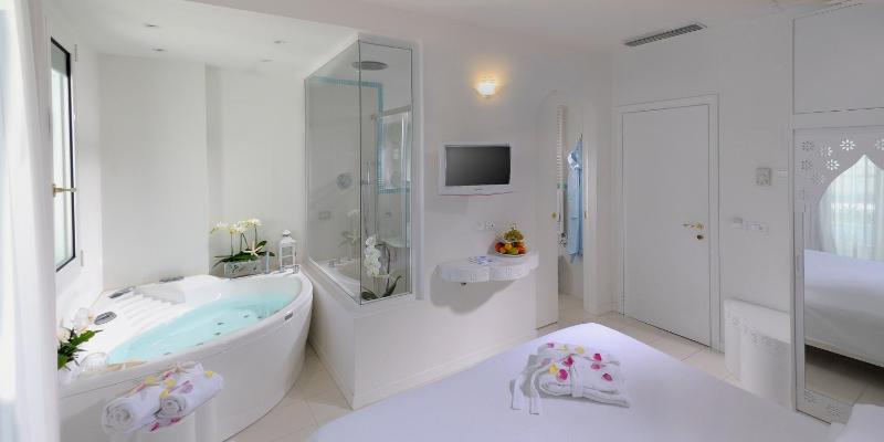 Double Room with Hot Tub image 1