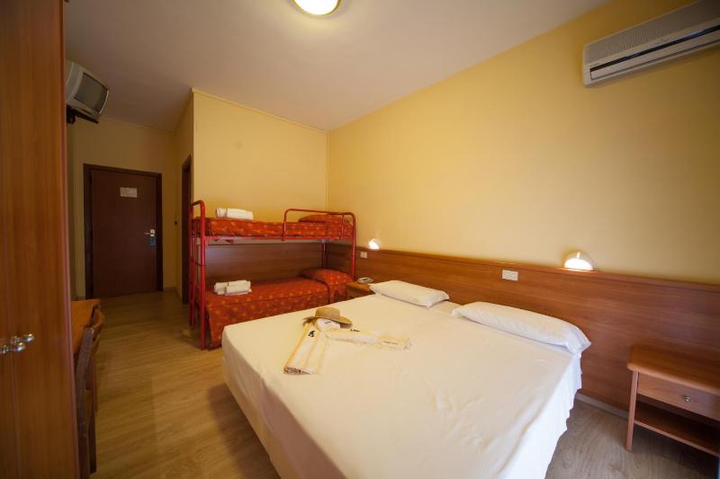 Quadruple Room with Balcony image 3