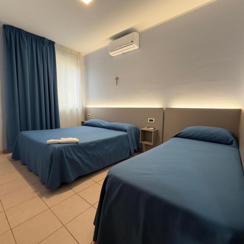 Large Single Room image 3