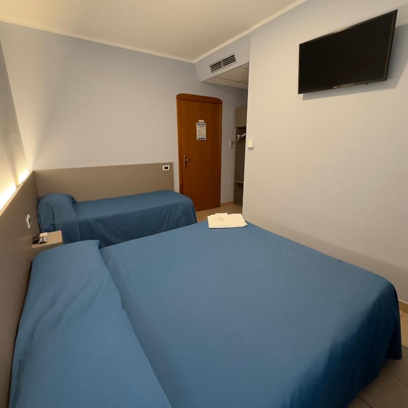 Large Single Room image 2