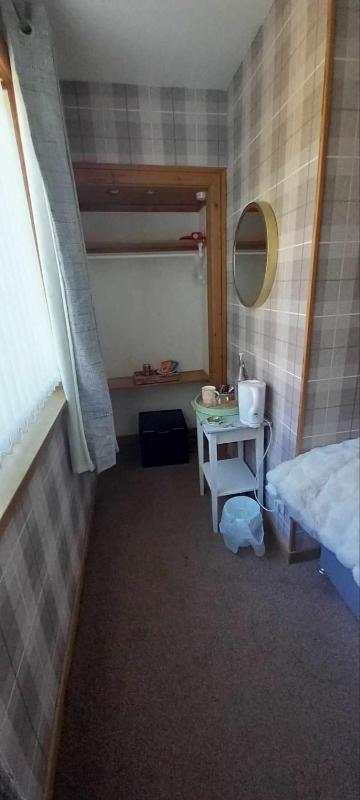 Single Room with Shared Bathroom image 3