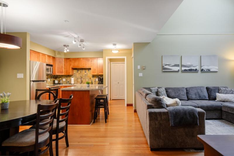3BR in Wintergreen Family Sized Wood Burning Fireplace Secure Parking Ski Hill Bus Access - image 5