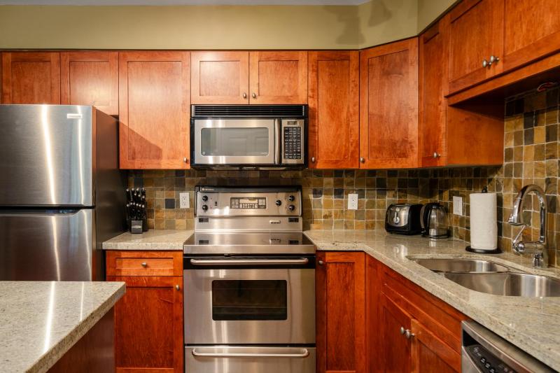 3BR in Wintergreen Family Sized Wood Burning Fireplace Secure Parking Ski Hill Bus Access - image 7