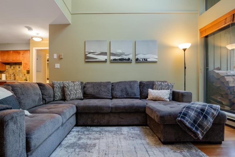 3BR in Wintergreen Family Sized Wood Burning Fireplace Secure Parking Ski Hill Bus Access - image 16