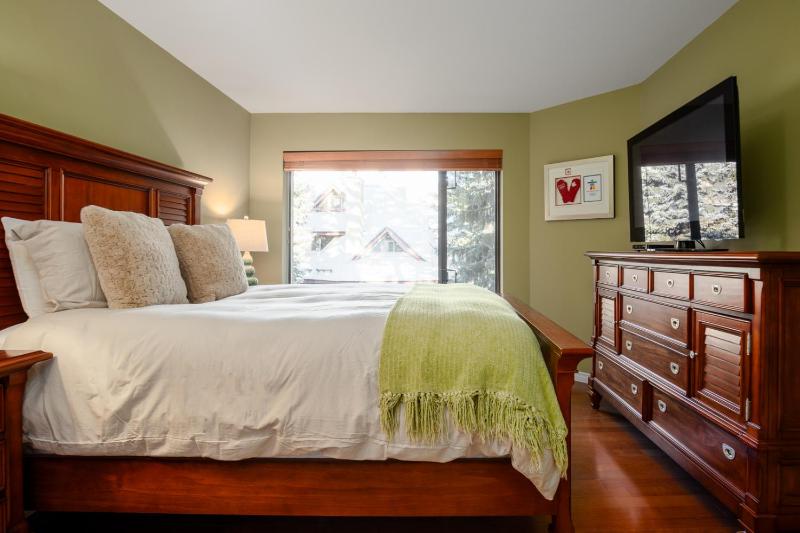 3BR in Wintergreen Family Sized Wood Burning Fireplace Secure Parking Ski Hill Bus Access - image 14