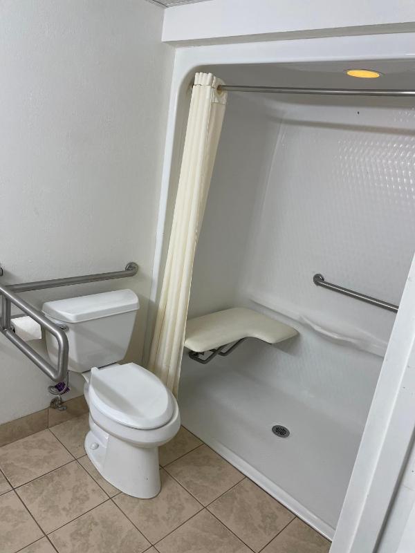 King Room with Roll-in Shower - Mobility Access/Non-Smoking image 2