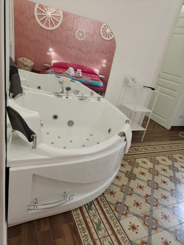 King Suite with Spa Bath image 4