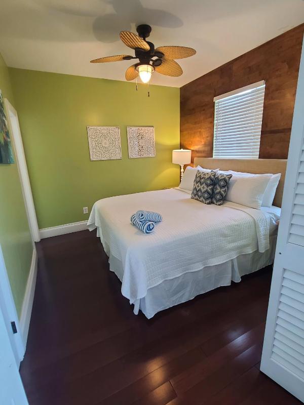 Duval Street Suite w kitchen and shared heated pool - image 1