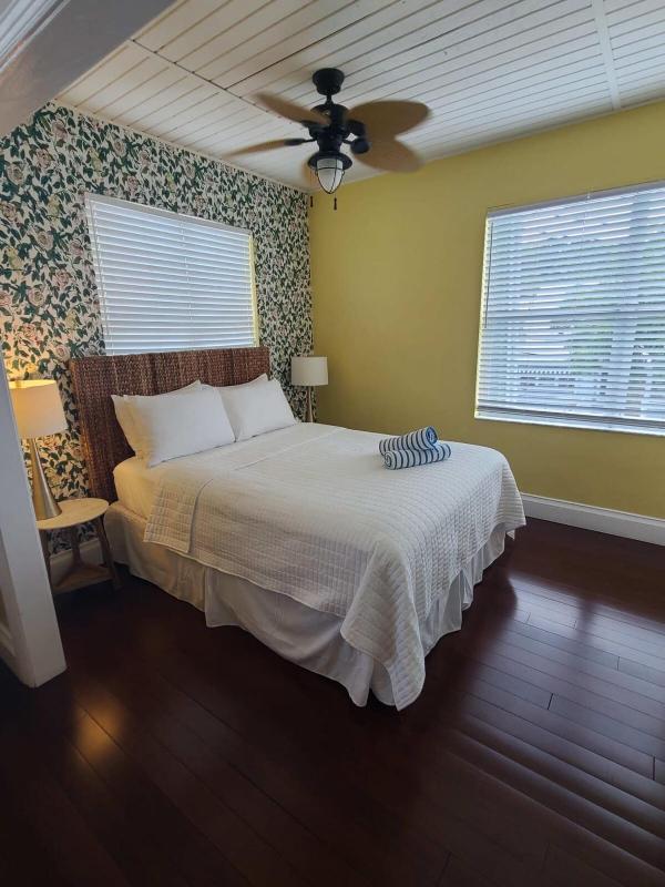Four Suites on Duval Street w parking and pool - image 3