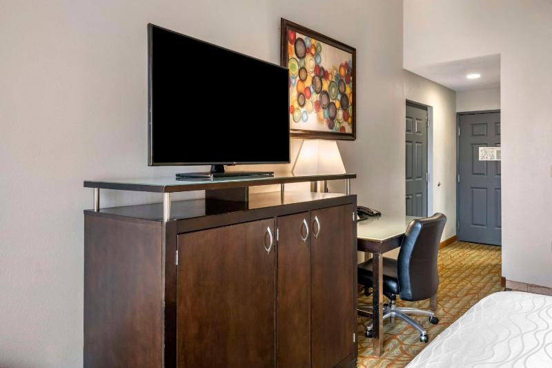 King Suite with Whirlpool - Non-Smoking image 1