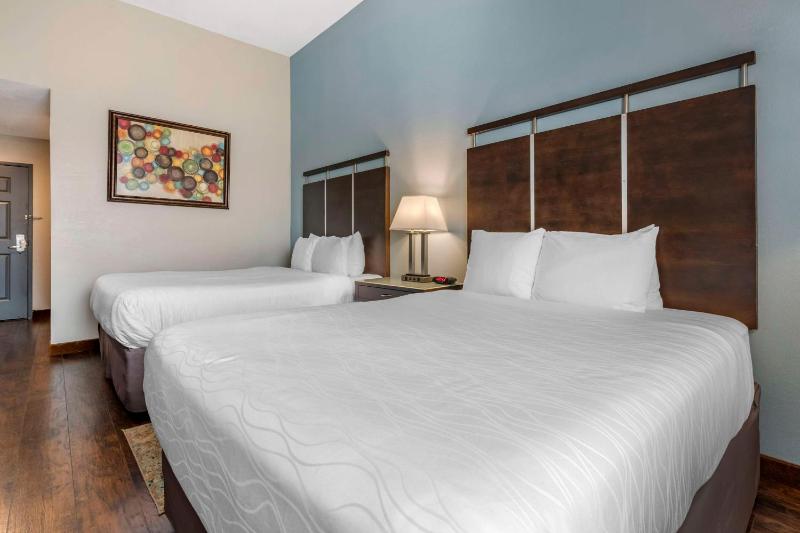 Queen Room with Two Queen Beds - Disability Access image 4