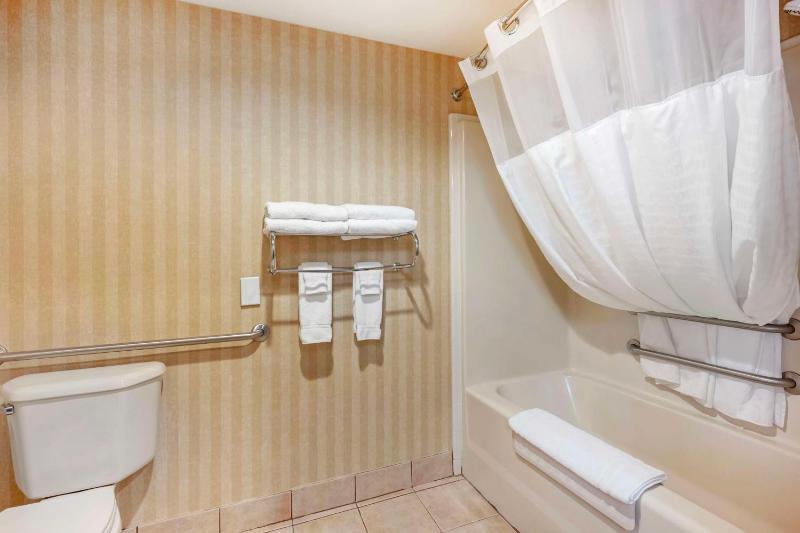 Queen Room with Two Queen Beds and Mountain View - Non-Smoking image 2