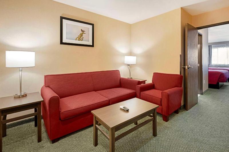Queen Suite with Two Queen Beds and Sofa Bed  - Non-Smoking image 3
