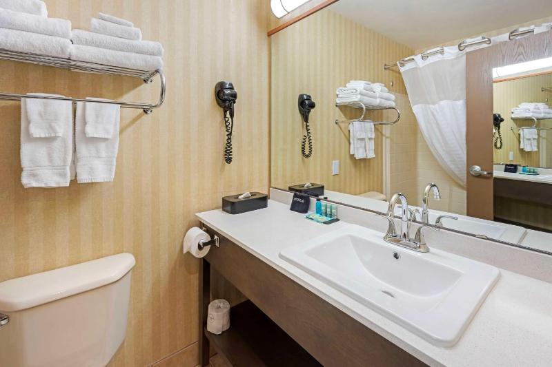 Queen Room with Two Queen Beds - Non-Smoking image 2
