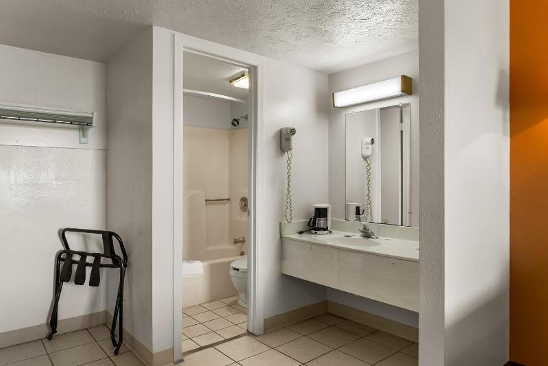 Queen Room - Non-Smoking image 2