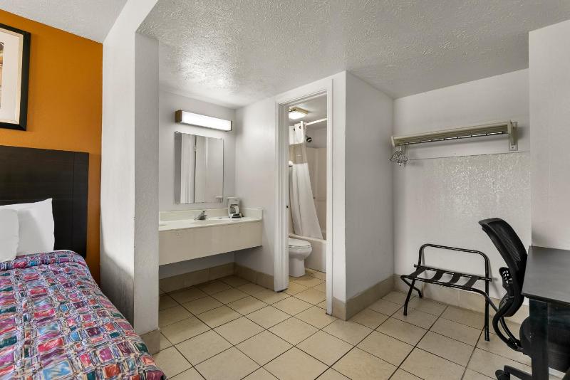 Queen Room with Two Queen Beds - Non-Smoking image 3