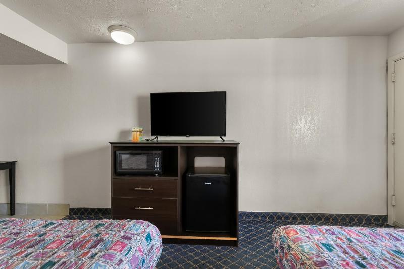 Queen Room with Two Queen Beds - Smoking image 4