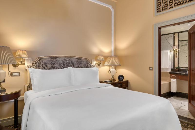 Deluxe Suite, 1 Bedroom Suite, 1 King, Courtyard view image 4
