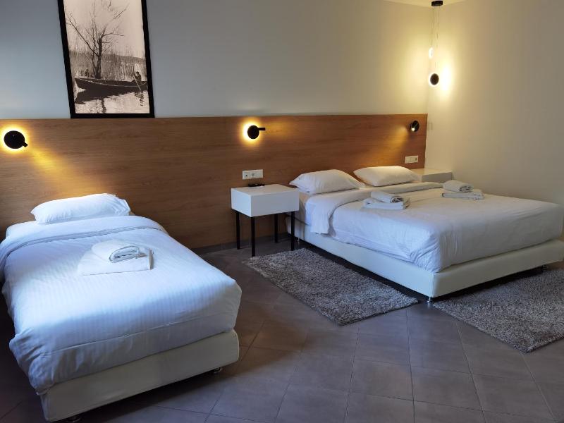 Deluxe Triple Room image 2