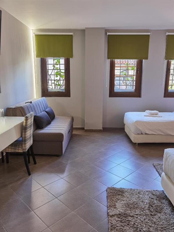 Deluxe Triple Room image 3