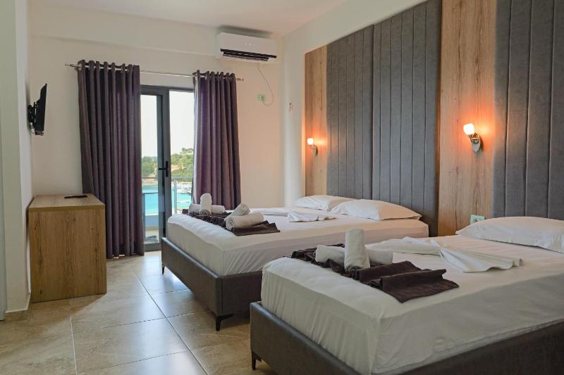 Triple Room with Sea View image 2