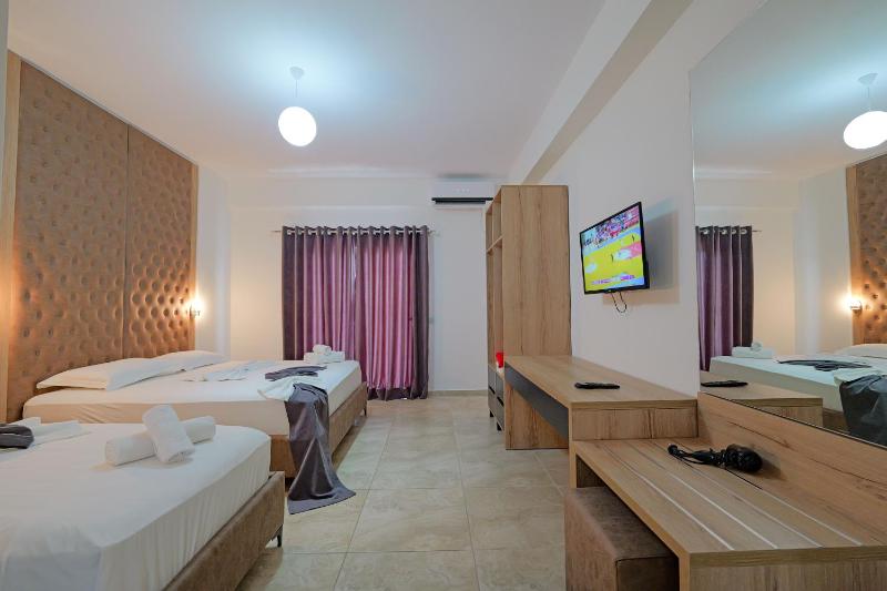 Triple Room with Garden View image 4