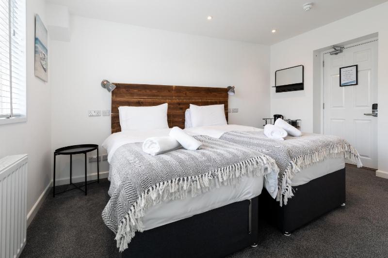 Deluxe Twin Room image 4