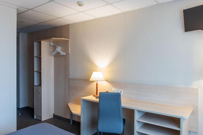 Twin Room image 4