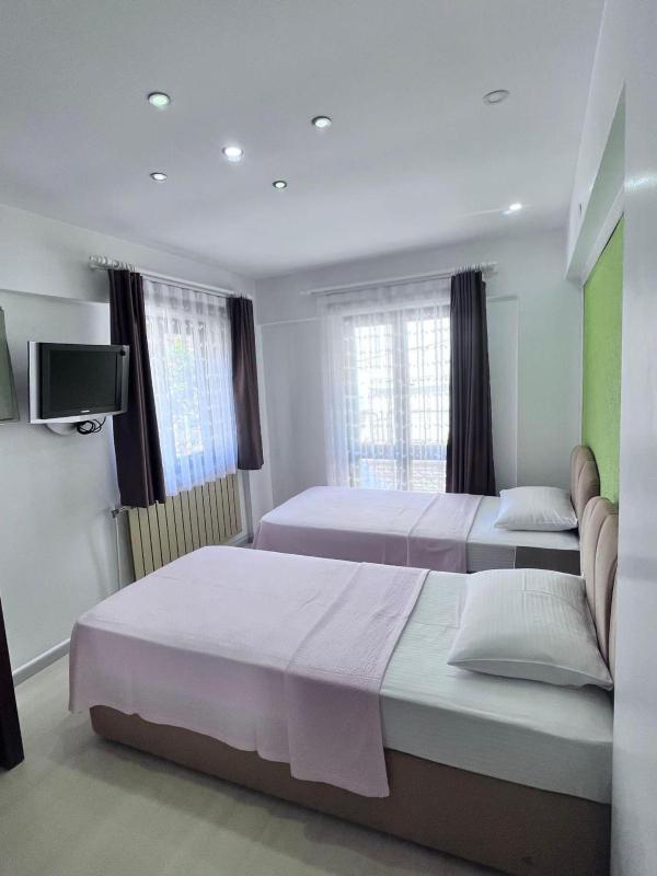 Double or Twin Room with Private Bathroom image 1