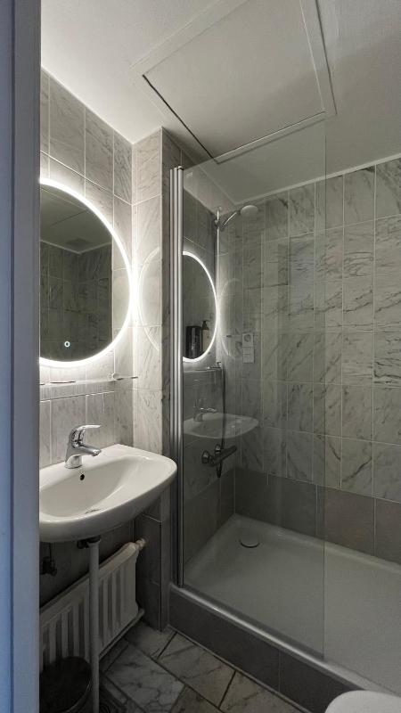 Twin Room image 2