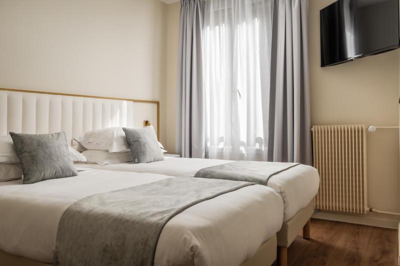 Superior Twin Room image 3