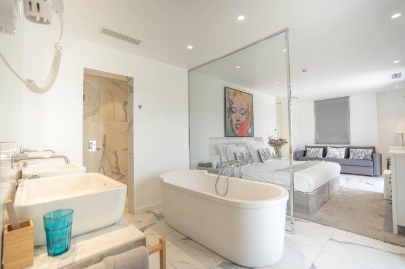The Suite image 3