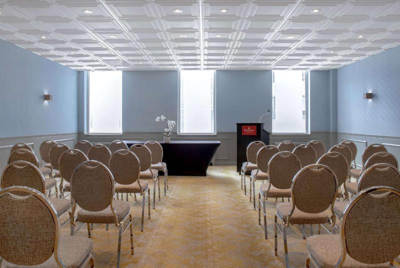 Ramada Plaza by Wyndham Calgary Downtown - image 8