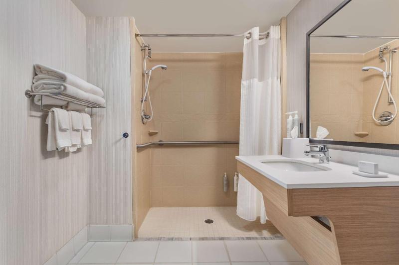 King Room with Mobility Accessible Tub image 2