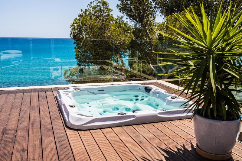 Deluxe Suite Sea View image 2